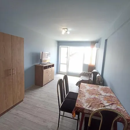Apartnikolov1 * Várna